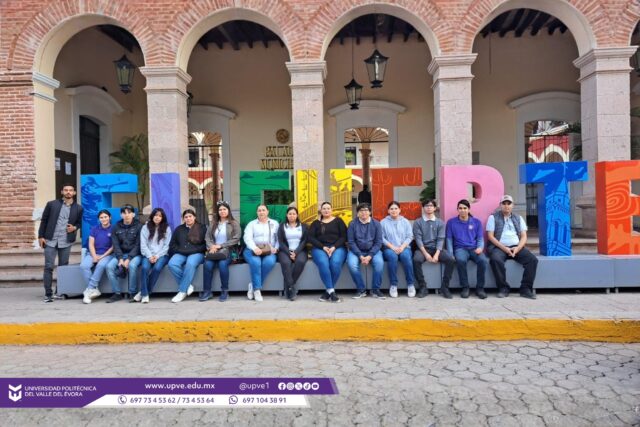 El recorrido académico comenzó en el pueblo Mágico El Fuerte, en primera instancia se visitó la Caleta, un pueblo pegado al rio fuerte en cual se encuentra el cerro de la Mascara administrado y cuidado por el C. Jesús Antonio Sánchez Chan, quien le dio un recorrido sobre la historia del lugar a estudiantes de la carrera de Ing. en Manejo de Recursos Naturales y profesoras de la UPVE.

Siguiendo con el recorrido, el día 05 de febrero del 2026 se visitó el Área Natural Protegida de la Isla de Maviri, con el Biol. Ramel Bernal Valle, encargado del Área Natural Protegida de El Maviri, bajo la administración de los recursos la CONANP (Comisión Nacional de Áreas Naturales Protegidas de México), encargada de conservar y administrar los ecosistemas y la biodiversidad del país; con la participación de las y los estudiantes y La M.C. Adriana Rivera López y la Ing. Fidelia Higuera Blancarte, de la carrera de Ingeniería en Manejo de Recursos Naturales, con el propósito de complementar la formación teórica mediante experiencias prácticas en campo. Esta actividad se desarrolla como parte de las materias de Manejo de Flora Silvestre y Servicios Ambientales, con el fin de fortalecer las capacidades técnicas, analíticas y de observación de los alumnos.

Durante el recorrido se realizarán diversas actividades, entre las que destaca el reconocimiento e identificación de especies de flora silvestre, poniendo especial atención en su estado de conservación, características morfológicas y función ecológica dentro del ecosistema costero. Asimismo, se llevará a cabo la observación de los servicios ambientales que proporciona la isla, tales como la protección del suelo, la regulación del clima, la conservación de la biodiversidad y el valor recreativo y paisajístico del área.

De igual manera, las y los estudiantes participarán en actividades de análisis del entorno, donde se abordarán temas relacionados con el manejo sustentable de los recursos naturales, el impacto de las actividades humanas y la importancia de las áreas naturales protegidas para el equilibrio ecológico.

#SomosUPVE
#PorElDesarrolloYLaGrandeza
#SomosDelfinesUPVE
