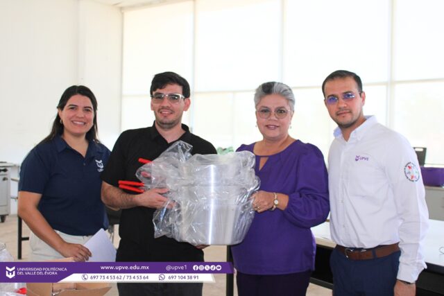 👨‍🍳 Entrega de artículos de cocina fortalece el área de Gastronomía 👩‍🍳🍽️

Con el objetivo de fortalecer la formación práctica de las y los estudiantes de la carrera de Licenciatura en Gastronomía, se realizó entrega de artículos de cocina destinados al equipamiento del área de Gastronomía, lo que permitirá desarrollar prácticas con mayor eficiencia, orden y calidad.

El material fue entregado por la rectora, Dra. Imelda Zayas Barreras, al profesor encargado de la cocina de Gastronomía, el chef Daniel Martín Silverio Rubio. Entre los artículos recibidos se encuentran charolas de aluminio, cubiertos, cucharones, espátulas, ollas salseras, sartenes y tazones (bowl) de acero inoxidable, entre otros utensilios indispensables para el trabajo en cocina.

Durante la entrega también se contó con la presencia de la M.C. María Alejandra Zamudio Aguilasocho, Jefa de Departamento de Recursos Materiales y Servicios Generales, así como del M.T.I. Arnoldo Sánchez López, Secretario Académico.

Con estas acciones se reafirma el compromiso institucional de brindar mejores herramientas e infraestructura para el aprendizaje práctico y el desarrollo de competencias profesionales de la comunidad estudiantil.

#SomosUPVE
#PorElDesarrolloYLaGrandeza
#SomosDelfinesUPVE