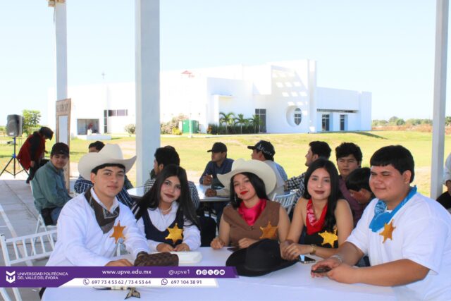 🌱🚜 5° Rompehielo de Ingeniería en Agrobiotecnología – Día del Agrónomo y la Agrónoma 🌾👩🌾👨🌾
El pasado viernes 27 de febrero, en la Universidad Politécnica del Valle del Évora, celebramos con gran entusiasmo el 5° Rompehielo de Ingeniería en Agrobiotecnología, en el marco del Día del Agrónomo y la Agrónoma.
Durante la jornada se llevaron a cabo diversas dinámicas llenas de energía y compañerismo como: Presentación de Reyes, coronación y recorrido, concurso de comida, “La Soda Veloz”, el “Sombrerazo” Técnico, Jenga, fumigación con mochila, tractor humano, tiro al blanco, entre muchas más. 🎉🌽
Además, se contó con música de banda en vivo que amenizó el evento y puso el ambiente perfecto para disfrutar de esta gran convivencia. 🎶🥁
Este evento tuvo como objetivo dar la bienvenida a las y los nuevos estudiantes de la carrera, fomentando la sana convivencia, la integración y la motivación para continuar su formación profesional con orgullo y compromiso en el sector agroalimentario. 🌿✨
Agradecemos sinceramente a nuestras y nuestros patrocinadores, quienes hicieron posible esta celebración al donar souvenirs para las premiaciones. ¡Su apoyo fortalece la experiencia estudiantil y el espíritu de comunidad en nuestra institución! 🤝🎁
#DíaDelAgrónomo
#SomosAgro
#SomosUPVE
#PorElDesarrolloYLaGrandeza
#SomosDelfinesUPVE