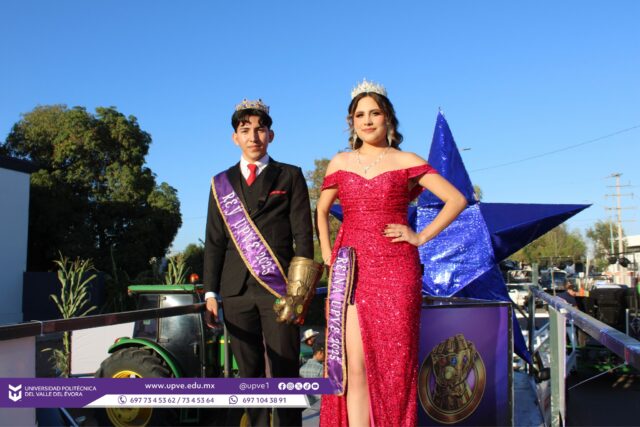 🎉✨ La Universidad Politécnica del Valle del Évora presente en el 🎭 Carnaval Angostura 2026 ✨🎉
El pasado domingo 01 de marzo, nuestra institución tuvo una destacada participación en el tradicional recorrido del Carnaval Angostura 2026, viviendo una jornada llena de alegría, entusiasmo y orgullo universitario.
Contamos con la distinguida presencia de la Reina UPVE Alejandra Carolina Villegas Pérez y el Rey UPVE Jesús Humberto Bojórquez Sotelo, así como de nuestra querida mascota institucional 🐬 “Noldo el Delfín” interpretado por Miguel Ángel Rodelo Gastélum, quienes llenaron de energía y emoción cada momento del desfile.
Asimismo, se contó con la participación de personal de la universidad:
🔹 M.C. Pazcacio Alejandro Rivera Parra, Secretario de Vinculación.
🔹 M.C. Clever Jesús Alamilla Hernández, Jefe de Departamento de Vinculación, Estancias y Estadías.
🔹 Ing. Stephanie Beltran Birrueta, Coordinadora de Difusión y Seguimiento de Egresados.
🔹 Lic. Cinthia Nayeli Sánchez Burgos, Asistente de Vinculación.
Durante el recorrido, aprovechamos la oportunidad para promocionar nuestra oferta educativa y brindar información sobre el proceso de Preinscripciones, acercando a más jóvenes a formar parte de la familia UPVE.
Agradecemos profundamente a Juan Carlos González Miramontes por facilitar el carro alegórico que hizo posible nuestra participación en este gran evento.
¡Seguimos trabajando con orgullo y compromiso, llevando el nombre de la UPVE a cada espacio! 💜✨
#CarnavalAngostura2026
#SomosUPVE
#PorElDesarrolloYLaGrandeza
#SomosDelfinesUPVE