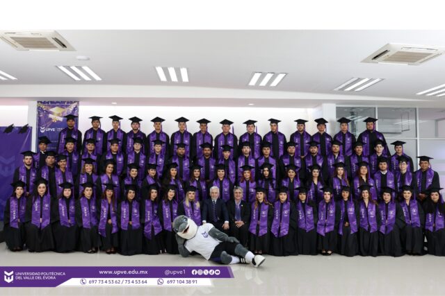 🎓 ¡MISIÓN CUMPLIDA! 🎓

La Universidad Politécnica del Valle del Évora (UPVE) celebró la graduación de su 12ª Generación (2022–2025), en la que 74 estudiantes concluyeron su formación profesional.

El evento contó con la distinguida presencia de autoridades que dieron fe de la relevancia de este acto académico: Dr. Rodrigo López Zavala, Subsecretario de Educación Media Superior y Superior (en representación del Dr. Rubén Rocha Moya, Gobernador de Sinaloa, y de la Lic. Gloria Himelda Félix Niebla, Titular de la SEPyC); Maestro Oscar Manuel Rivera López, Director de Educación de Angostura (en representación del Lic. Alberto Rivera Camacho, Presidente Municipal); Ing. Ernesto Guadalupe Urquidez Domínguez, Director del CBTA 116 y miembro del Consejo Social UPVE; M.C. Arnoldo Sánchez López, Secretario Académico de la UPVE; Dra. Imelda Zayas Barreras, Rectora y anfitriona del evento.

Durante el evento se realizaron honores a la bandera, la entrega de títulos profesionales y reconocimientos a la excelencia académica, destacando los primeros lugares de cada programa y el máximo honor académico.

Primeros Lugares por Programa:
🎓 Ing. en Sistemas Computacionales | Hannia Guadalupe Pérez Aguirre.
🎓 Lic. en Administración y Gestión Empresarial | Milagros Guadalupe Bojórquez González.
🎓 Ing. en Agrobiotecnología | José Rivelino Sandoval Sánchez.

🎓 MÁXIMO HONOR ACADÉMICO (Generación 2022-2025): Milagros Guadalupe Bojórquez González.

Las autoridades felicitaron a las y los graduados, reconociendo su esfuerzo y destacando que la educación es una herramienta fundamental para el desarrollo de Sinaloa, concluyendo la ceremonia con la tradicional fotografía panorámica de generación.

#SomosUPVE
#PorElDesarrolloYLaGrandeza
#SomosDelfinesUPVE