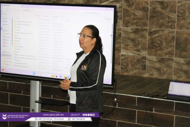 Conferencia “Regímenes Fiscales” fortalece la formación académica de estudiantes de Administración.

El día de ayer, 11 de marzo, se llevó a cabo en el auditorio de la institución la conferencia titulada “Regímenes Fiscales”, impartida por la Lic. Liliana Rochín Díaz, dirigida a estudiantes de los grupos AD21 y AD22 de la Licenciatura en Administración.

Durante la conferencia, la ponente explicó de manera clara y práctica los distintos regímenes fiscales ante el SAT, abordando temas como sueldos y salarios, beneficios fiscales, así como las características de las personas físicas y morales. Para facilitar la comprensión del tema, la conferencista se apoyó en la plataforma del SAT, mostrando a las y los estudiantes ejemplos prácticos sobre el funcionamiento de estos regímenes.

Esta actividad académica se realizó en apoyo a la materia Derecho Corporativo, impartida por el M.C. Pazcacio Alejandro Rivera Parra, con el objetivo de fortalecer los conocimientos teóricos y prácticos de las y los estudiantes en temas fiscales relevantes para su formación profesional.

#SomosUPVE
#PorElDesarrolloYLaGrandeza
#SomosDelfinesUPVE