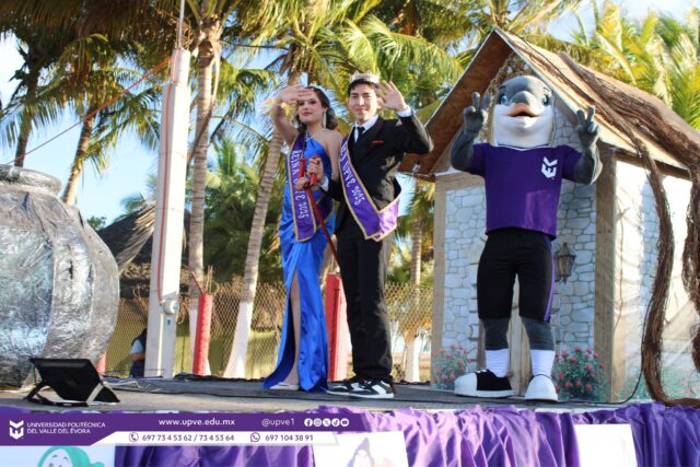 🎭✨ UPVE se llena de alegría y orgullo en el Carnaval de La Reforma 2026 ✨🎭

La Universidad Politécnica del Valle del Évora tuvo una destacada participación en el tradicional Carnaval de La Reforma, Angostura, celebrado el pasado domingo 15 de marzo de 2026, llevando entusiasmo, identidad y espíritu universitario a esta gran fiesta. 🎉

Durante el recorrido, se contó con la participación de la Reina UPVE, Alejandra Carolina Villegas Pérez, y el Rey UPVE, Jesús Humberto Bojórquez Sotelo, quienes representaron con orgullo a nuestra institución. 👑 Asimismo, la alegría estuvo presente con nuestra mascota universitaria “Noldo” el Delfín, interpretado por Everardo Rodríguez Ibarra, quien contagió de energía y diversión a las y los asistentes. 🐬💙
Durante el recorrido, se aprovechó la oportunidad para promocionar nuestra oferta educativa y brindar información sobre el proceso de Preinscripciones, acercando a más jóvenes a formar parte de la familia UPVE. 📚✨

Este importante evento contó también con la participación de personal de nuestra universidad:

🔹 M.C. Pazcacio Alejandro Rivera Parra, Secretario de Vinculación.
🔹 M.C. Clever Jesús Alamilla Hernández, Jefe de Departamento de Vinculación, Estancias y Estadías.
🔹 Ing. Stephanie Beltran Birrueta, Coordinadora de Difusión y Seguimiento de Egresados.
🔹 Lic. Cinthia Nayeli Sánchez Burgos, Asistente de Vinculación.

#SomosUPVE
#PorElDesarrolloYLaGrandeza
#SomosDelfinesUPVE