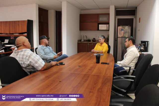 🤝 Reunión de trabajo en favor de la comunidad y el desarrollo regional.
La Universidad Politécnica del Valle del Évora sostuvo una importante reunión de trabajo con el Módulo de Riego V-I Chinitos, con el propósito de fortalecer la colaboración interinstitucional y generar proyectos en beneficio de la comunidad universitaria y la sociedad en general.
En este encuentro se contó con la distinguida participación de la Rectora, Dra. Imelda Zayas Barreras; el Secretario Académico, Arnoldo Sánchez López; así como del Presidente del Módulo de Riego V-I, Noé Rocha, y Alberto Cervantes, Comisariado Ejidal del Ejido Campo Pesquero La Reforma y Anexos, además de Comisario del Módulo de Riego V-I.
Durante la reunión, se dialogó sobre diversas iniciativas que permitirán trabajar de manera conjunta, sumando esfuerzos para impulsar el desarrollo social, académico y productivo de la región.
#SomosUPVE
#PorElDesarrolloYLaGrandeza
#SomosDelfinesUPVE