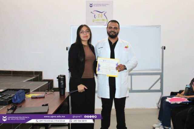 Con motivo del Día Mundial de la Salud, el pasado miércoles 15 de abril se llevó a cabo una conferencia en el auditorio de nuestra universidad, titulada “La nutrición, mi cuerpo, mi decisión: una experiencia STEAM”, impartida por el nutriólogo Dr. Luis Alfredo Andrade Landeros.

Durante esta actividad, estudiantes de los grupos AD5-1, AB5-1, AB5-2 y RN5-1 participaron de manera activa en un taller dinámico, en el que realizaron un test para medir su IMC (Índice de Masa Corporal), así como la elaboración del “Plato del Buen Comer”, promoviendo así la reflexión sobre hábitos alimenticios saludables y el cuidado de su bienestar integral.

Agradecemos la participación de todas y todos los asistentes, así como la valiosa aportación del Dr. Andrade Landeros, quien contribuyó a fortalecer la conciencia sobre la importancia de la nutrición en nuestra vida diaria.

#DíaMundialDeLaSalud
#SomosUPVE
#PorElDesarrolloYLaGrandeza
#SomosDelfinesUPVE