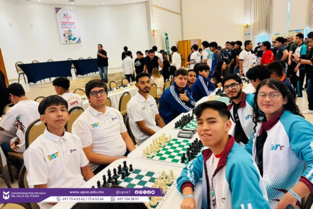 BALANCE EN EL TABLERO: RECUENTO DEL DÍA 1.

Concluyó la primera jornada de actividades para el equipo de Ajedrez de la UPVE, y el balance nos deja con un sabor de boca muy competitivo. En un torneo donde cada peón cuenta y cada segundo en el reloj pesa, nuestros seleccionados demostraron que tienen el nivel para enfrentar a las potencias del subsistema.

La jornada se definió por duelos tácticos muy cerrados, con los siguientes resultados oficiales: 

♟ Ronda 1. UPVE vs UT Torreón 2 — 1 ¡Victoria Delfín!
♟ Ronda 2. UPVE vs UT Etchojoa 1 — 2. Derrota mínima.

Lo que viene para el Equipo.
Con un récord de 1 victoria y 1 derrota en este primer día, los Delfines se mantienen en una posición competitiva dentro de la tabla general. 

La clave para el Día 2 será el análisis de las aperturas utilizadas hoy y mantener la cabeza fría en los momentos de presión.

"En el ajedrez, como en la vida, a veces se gana y a veces se aprende. Hoy nuestros jóvenes demostraron que tienen la capacidad de vencer a cualquiera. Mañana el tablero vuelve a estar en blanco y vamos por más", destacó el cuerpo técnico de la delegación.

#competimosconectamosycelebramos 
#OrgulloUTyP 
#encuentronacionalutyp2026
#FamiliaDGUTyP
#SomosUPVE
#PorElDesarrolloYLaGrandeza
#SomosDelfinesUPVE