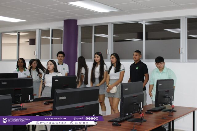 UPVE abre sus puertas a estudiantes de COBAES 56: Tecnología y Futuro Profesional.

Con el objetivo de fortalecer el vínculo con las instituciones de educación media superior y despertar el interés por las áreas tecnológicas, la Universidad Politécnica del Valle del Évora (UPVE) recibió la visita de estudiantes de cuarto semestre del COBAES 56, de la comunidad de Chinitos, Angostura.

Durante su estancia, las y los jóvenes realizaron una visita guiada por los Centros de Cómputo y el SITE (centro de servidores) de nuestra institución, recibieron la atención del Ing. Johnny Villa Castro, Coordinador de Servicios Informáticos; bajo la guía del Ing. Jesús Alfonso Duarte Salazar, docente del área de informática, las y los alumnos pudieron observar de cerca:

-Instalaciones de redes y servicios.
-El funcionamiento real de una Red de Área Local (LAN).

La infraestructura técnica que soporta los procesos digitales de la universidad.

Además del enfoque técnico, las y los visitantes recorrieron la infraestructura integral de la UPVE. El propósito principal fue que conocieran a plenitud los espacios académicos, laboratorios y áreas comunes, así como la oferta educativa y las carreras que aquí se imparten.

Esta actividad busca que las y los estudiantes de COBAES 56 visualicen a la UPVE como su mejor opción para continuar con su formación profesional en el futuro cercano.

#SomosUPVE
#PorElDesarrolloYLaGrandeza
#SomosDelfinesUPVE