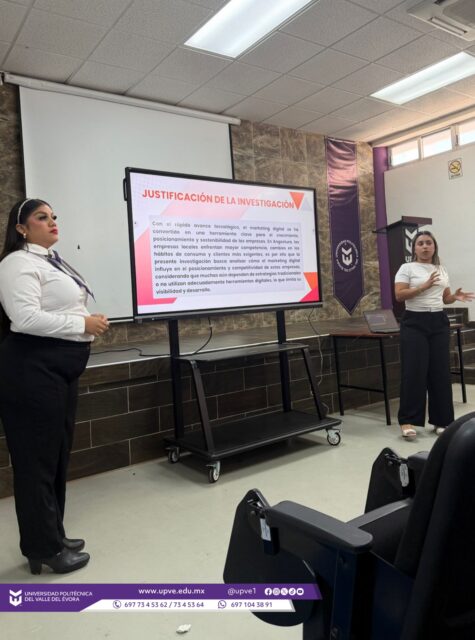 Durante los días 22, 23, 24 y 25 de abril, estudiantes de la Licenciatura en Administración, pertenecientes a los grupos AD5-1 y AD5-2, presentaron sus proyectos finales de investigación en el auditorio de la universidad, como parte de la materia Proyecto Integrador II, impartida por la maestra Zaira Paulina Félix Murillo.

El objetivo principal de estos proyectos fue llevar a cabo investigaciones en diversas empresas del municipio de Angostura, mediante la recopilación y el análisis de datos, objetivo que se cumplió de manera satisfactoria. Entre los temas abordados destacan: empresas exportadoras, liderazgo, motivación, responsabilidad social empresarial, marketing digital, gestión del talento humano y emprendimiento, entre otros.

Estos trabajos se desarrollaron a lo largo de cuatro meses, de enero a abril, periodo durante el cual los estudiantes realizaron visitas a las empresas para obtener la información necesaria para sustentar sus investigaciones.

#SomosUPVE
#PorElDesarrolloYLaGrandeza
#SomosDelfinesUPVE
