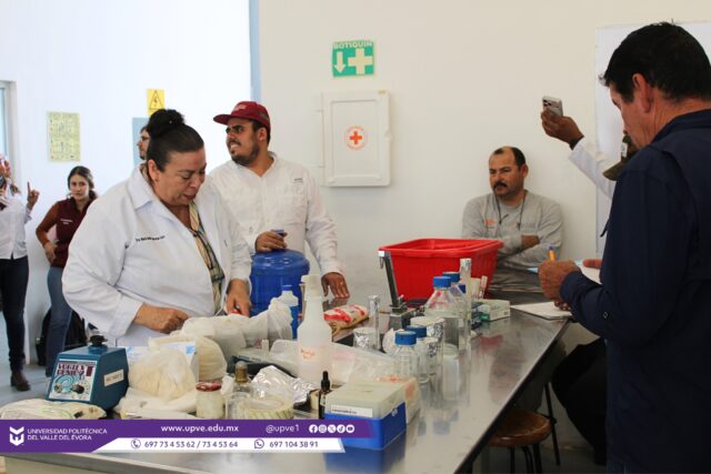 🌱 Fortaleciendo el aprendizaje práctico y el desarrollo sustentable en la comunidad universitaria 🔬

El miércoles 6 de mayo, en el auditorio de la UPVE, se llevó a cabo la conferencia y taller práctico “Producción de micorrizas”, impartido por personal del Enlace Estatal de Acompañamiento “Escuelas de Campo”, con el propósito de fortalecer la formación académica de los estudiantes mediante el acercamiento a prácticas agrícolas sostenibles y el uso de técnicas innovadoras en el sector.

Agradecemos la participación de:
▪️ Dra. Belia Contreras Soto
▪️ Lic. Andrea Brigette Verdugo Jiménez
▪️ M.C. Juan Alberto Olivas Bejarano
▪️ M.C. Oscar Guadalupe Moreno Ceballos
▪️ M.C. Jeamy Fabiola Rico Guevara

por compartir sus conocimientos, experiencias y contribuir al fortalecimiento académico de nuestra comunidad estudiantil.

En esta actividad estuvieron presentes estudiantes de las carreras de Ingeniería en Agrobiotecnología e Ingeniería en Manejo de Recursos Naturales, pertenecientes a los grupos AT91, AB31, AB32 y RN91.

Como parte de esta jornada, también se desarrollaron actividades prácticas en el laboratorio de química de las instalaciones de la UPVE, permitiendo a las y los asistentes reforzar sus conocimientos mediante experiencias aplicadas.

#SomosUPVE
#PorElDesarrolloYLaGrandeza
#SomosDelfinesUPVE