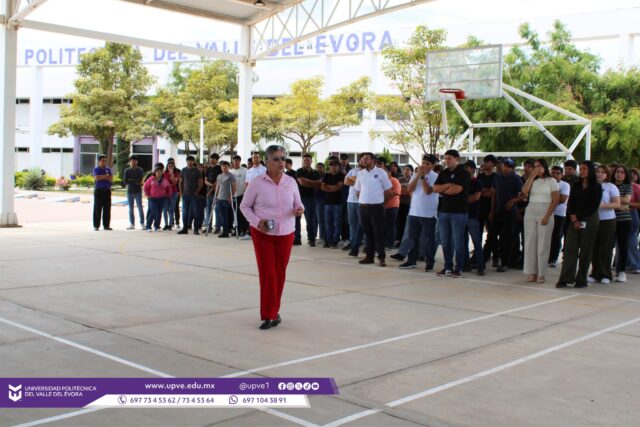 🚨📢 Con el objetivo de fortalecer la cultura de la prevención y la seguridad dentro de nuestra comunidad universitaria, este día 06 de mayo, en punto de las 10:00 a.m., se llevó a cabo con éxito el Primer Simulacro Nacional en las instalaciones de la Universidad Politécnica del Valle del Évora.

Durante esta actividad, la comunidad estudiantil y personal UPVE participó de manera ordenada y responsable, siguiendo las indicaciones correspondientes para evacuar las aulas y dirigirse a los puntos de reunión establecidos.

Este ejercicio tiene como finalidad reforzar el conocimiento de los protocolos de actuación ante una situación de emergencia, así como fomentar la prevención y la correcta respuesta ante posibles incidencias o casos de fuerza mayor.

Agradecemos la participación y compromiso de toda la comunidad UPVE por contribuir al fortalecimiento de espacios más seguros para todas y todos. 🚨👏

#PrimerSimulacroNacional
#SomosUPVE
#PorElDesarrolloYLaGrandeza
#SomosDelfinesUPVE