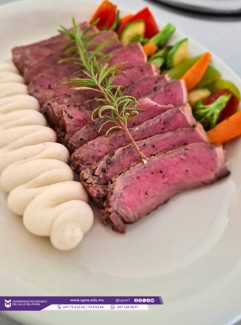 🥩🔥 Gastronomía en práctica 🍽️
Como parte de su formación académica y práctica profesional, el día de hoy 11 de mayo, estudiantes de la carrera de Gastronomía llevaron a cabo una práctica en la materia de Cocina Básica III: Introducción a los productos cárnicos, impartida por el chef Daniel Martín Silverio Rubio.
Durante la actividad, las y los estudiantes pusieron en práctica técnicas culinarias y conocimientos gastronómicos en la elaboración de deliciosos platillos como: New York con vegetales a la parrilla, ensalada tibia y, como postre, un tradicional arroz con leche.
Estas experiencias fortalecen las habilidades y competencias de nuestras y nuestros futuros profesionistas, impulsando su creatividad y pasión por la gastronomía.
#SomosUPVE
#PorElDesarrolloYLaGrandeza
#SomosDelfinesUPVE