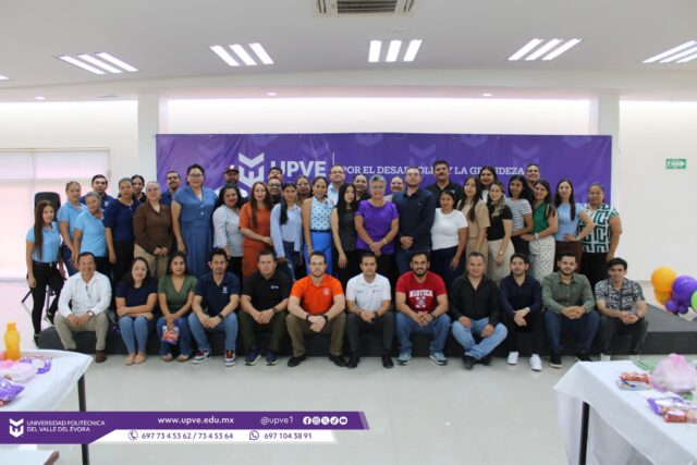 ✨ Convivencia en conmemoración al Día del Trabajador y Trabajadora de la Educación ✨

En la UPVE se llevó a cabo un emotivo convivio en conmemoración al Día del Trabajador y la Trabajadora de la Educación, reconociendo la dedicación, compromiso y esfuerzo de quienes forman parte de nuestra comunidad universitaria.

Durante este agradable encuentro, las y los asistentes disfrutaron de un delicioso platillo de papa asada, snacks y algunos presentes preparados especialmente para agradecer su invaluable labor dentro de la institución. 🎁

La Dra. Imelda Zayas Barreras dirigió unas emotivas palabras a las y los presentes, expresando su reconocimiento y gratitud por el excelente desempeño y la importante aportación que cada integrante realiza día con día para fortalecer el crecimiento y desarrollo de nuestra universidad.

¡Gracias por ser parte fundamental de la gran familia UPVE! 💜🐬

#SomosUPVE
#PorElDesarrolloYLaGrandeza
#SomosDelfinesUPVE