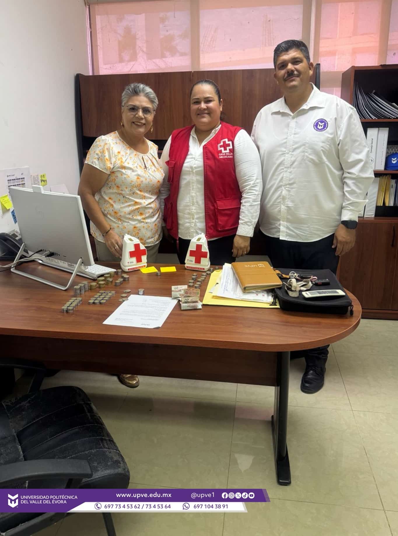 La Universidad Politécnica del Valle del Évora reafirma su compromiso con las causas sociales y el apoyo a nuestra comunidad. ❤️🤝
Recibimos la visita de la Lic. Elizabeth del Carmen Rocha García, Coordinadora Local de Cruz Roja en Chinitos, quien acudió a las instalaciones de la UPVE para llevar a cabo la apertura de las ánforas y conteo de las donaciones recaudadas a beneficio de la Cruz Roja.
Posteriormente, se realizó el proceso correspondiente para efectuar el depósito a la cuenta de la Cruz Roja.
Esta actividad se realizó en conjunto con nuestra rectora, la Dra. Imelda Zayas Barreras, y el Secretario de Vinculación, el M.C. Pazcacio Alejandro Rivera Parra, quienes reconocieron la solidaridad y participación de la comunidad universitaria.
Agradecemos sinceramente a todas las personas que se sumaron a esta noble causa mediante sus donativos, demostrando que la unión y la empatía pueden generar grandes acciones en beneficio de quienes más lo necesitan. 🙌
#SomosUPVE
#PorElDesarrolloYLaGrandeza
#SomosDelfinesUPVE
#CruzRoja
