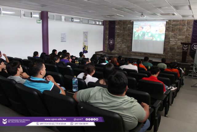 ¡La pasión mundialista se vive con toda la intensidad en la UPVE! ⚽🔥
La emoción, los nervios y la esperanza de ver triunfar a nuestra selección han unido a la comunidad universitaria, que sigue de cerca la transmisión en vivo del encuentro entre México y Sudáfrica desde distintos espacios de nuestras instalaciones.
Entre aplausos, porras y el orgullo de portar los colores de nuestro país, estudiantes, personal docente y administrativo comparten este gran momento deportivo que nos recuerda que el fútbol tiene el poder de unirnos y fortalecer nuestro sentido de comunidad.
¡Vamos, México! Que cada jugada se viva con el corazón y que la pasión por el deporte siga llenando de energía cada rincón de la UPVE. 🙌⚽
#SomosUPVE
#PorElDesarrolloYLaGrandeza
#SomosDelfinesUPVE