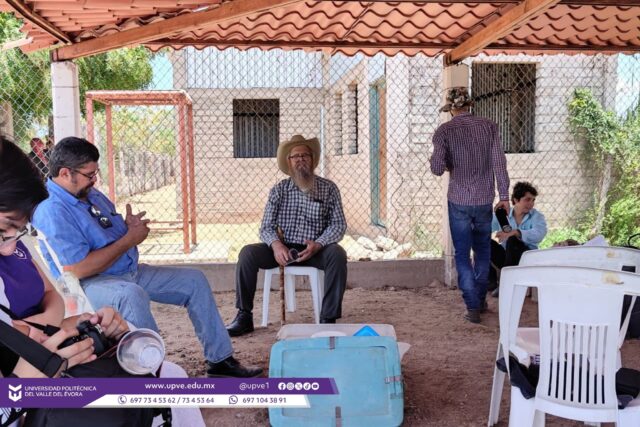 El pasado sábado 13 de junio, estudiantes de la carrera de Ingeniería en Manejo de Recursos Naturales de la Universidad Politécnica del Valle del Évora realizaron una visita de campo a la Cocodrilera de La Reforma, Angostura, acompañados por las profesoras Bianca Dariana Zavala Aguirre y Fidelia Higuera Blancarte.
Durante el recorrido, las y los estudiantes tuvieron la oportunidad de conocer el ecosistema y las condiciones ambientales en las que se desarrollan y reproducen las especies de cocodrilos, además de identificar sus características de supervivencia y hábitos de alimentación.
Asimismo, conocieron la importancia de las PIMVS (Predios o Instalaciones que Manejan Vida Silvestre), destacando su contribución a la conservación, protección y manejo responsable de las especies. También recibieron información sobre la normatividad aplicable, así como los procesos de supervisión y seguimiento que realizan las dependencias gubernamentales encargadas de verificar estas áreas de manejo.
De igual manera, aprendieron sobre los procesos administrativos, operativos y logísticos que implica el manejo de especies de vida silvestre, fortaleciendo sus conocimientos mediante una experiencia práctica que complementa su formación académica y profesional.
Estas actividades permiten a las y los futuros ingenieros en Manejo de Recursos Naturales vincular la teoría con la práctica, desarrollando competencias esenciales para la conservación y el aprovechamiento sustentable de los recursos naturales.
#SomosUPVE
#PorElDesarrolloYLaGrandeza
#SomosDelfinesUPVE