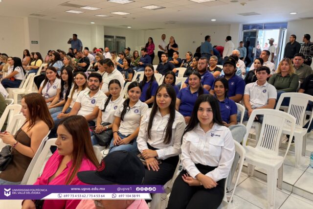 Como parte de su formación académica y profesional, estudiantes del grupo AYGE91 de la Licenciatura en Administración y Gestión Empresarial participaron en la Conferencia Magistral “Del Emprendimiento al Éxito”, organizada por el H. Ayuntamiento de Angostura a través del Departamento de Comercio e Industria.
Durante el evento, realizado en el Auditorio Municipal de Angostura, las y los estudiantes tuvieron la oportunidad de escuchar las experiencias de éxito de destacados empresarios de la región: Perla Castillo Montalvo, Propietaria y CEO de Industrias Chilimoy, y Cristian López Juárez, Propietario y CEO de Salsas Culichi.
A través de sus testimonios y conocimientos, los ponentes compartieron valiosas herramientas, retos y aprendizajes que fortalecen la cultura emprendedora entre las nuevas generaciones, motivándolas a transformar ideas en proyectos exitosos.
Las y los estudiantes estuvieron acompañados por la M.C. Karen Rubio Gastelum y la Lic. Zaira Paulina Félix Murillo.
#SomosUPVE
#PorElDesarrolloYLaGrandeza
#SomosDelfinesUPVE