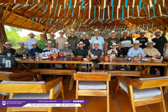 En el marco de la celebración del Día del Padre, la Universidad Politécnica del Valle del Évora llevó a cabo un agradable desayuno en honor al personal masculino de nuestra institución, fortaleciendo los lazos de compañerismo y reconocimiento a su valiosa labor.
Durante el encuentro, celebrado este 19 de junio en el restaurante Palapa 33, ubicado en Guamúchil, municipio de Salvador Alvarado, los asistentes disfrutaron de un delicioso desayuno buffet en un ambiente de convivencia y alegría.
La rectora Dra. Imelda Zayas Barreras, dio la bienvenida a los presentes y agradeció su asistencia, compartiendo un emotivo mensaje en el que destacó la importancia del papel del hombre en la sociedad y en la familia. Asimismo, hizo entrega de un presente a cada uno de los invitados como muestra de reconocimiento y aprecio.
Este significativo momento permitió fortalecer la convivencia entre compañeros y reconocer la importante contribución que realizan día a día dentro y fuera de nuestra comunidad universitaria.
¡Felicidades a todos los padres que forman parte de la gran familia UPVE! 🥳💙
#DíaDelPadre
#SomosUPVE
#PorElDesarrolloYLaGrandeza
#SomosDelfinesUPVE