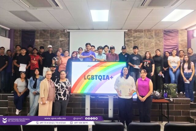 En el marco de la conmemoración del Día Internacional del Orgullo LGBT+, la Universidad Politécnica del Valle del Évora llevó a cabo la conferencia "Derechos de la comunidad LGBTQIA+", impartida por María Emma Zermeño López, de la Secretaría de las Mujeres del Gobierno del Estado, quien compartió información sobre la importancia de promover la igualdad, la inclusión y el respeto a los derechos humanos.

En esta actividad participaron estudiantes de los grupos AD3-1, AD3-2, RN9-1, SC9-1 y TIID3-1, quienes reflexionaron sobre la importancia de construir una sociedad más incluyente, libre de discriminación y respetuosa de la diversidad.

Como parte de esta jornada, también se instaló un módulo de orientación y servicios de salud preventiva, con el valioso apoyo de Noé Sendejas, presidente de Hagamos Comunidad por Sinaloa A.C., y del enfermero Alberto Nery Cruz, donde la comunidad universitaria tuvo acceso a:

✅ Pruebas rápidas de VIH, sífilis y hepatitis C.
✅ Entrega de preservativos masculinos.
✅ Folletos informativos sobre la PrEP, las infecciones de transmisión sexual (ITS) y el uso correcto del condón.
✅ Entrega de lubricantes y pastillas de anticoncepción de emergencia.

Con estas acciones, la UPVE reafirma su compromiso con la promoción de la salud, la prevención, la educación y el respeto a los derechos humanos, impulsando espacios universitarios seguros, informados e incluyentes para todas las personas.

#OrgulloLGBT
#DerechosHumanos
#SaludPreventiva
#SomosUPVE
#PorElDesarrolloYLaGrandeza
#SomosDelfinesUPVE