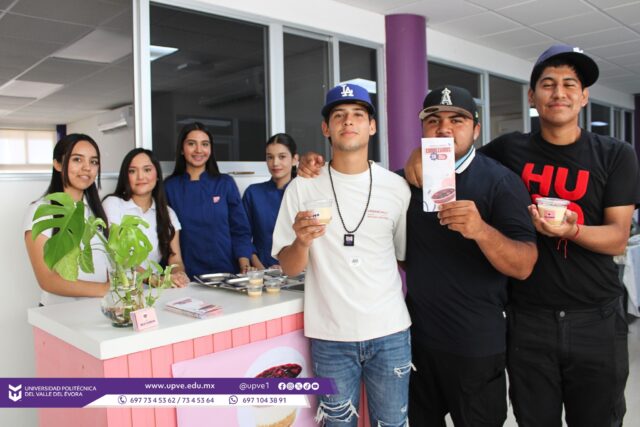 🍴 Estudiantes de Gastronomía presentan sus proyectos integradores 👩🍳👨🍳
El día de hoy, las y los estudiantes de la Licenciatura en Gastronomía, presentaron ante la comunidad universitaria los resultados de los prototipos gastronómicos desarrollados en la asignatura Proyecto Integrador I, impartida por el Lic. José Manuel García Padilla.
Durante esta actividad, los equipos participantes dieron a conocer sus propuestas a través de medios digitales, como redes sociales, y materiales impresos, como trípticos y tarjetas de presentación, poniendo en práctica sus conocimientos y fortaleciendo sus habilidades de comunicación, promoción y emprendimiento.
Como parte de esta experiencia, las y los estudiantes ofrecieron muestras de sus productos para degustación, permitiendo a la comunidad conocer y disfrutar las propuestas gastronómicas desarrolladas.
#SomosUPVE
#PorElDesarrolloYLaGrandeza
#SomosDelfinesUPVE