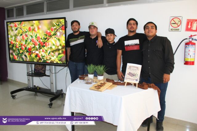 Presentación de Prototipos agroindustriales🌾🐄🍓
El 25 de agosto del presente año, estudiantes de Ingeniería en Agrotecnología del grupo AT9-1, presentaron una serie de prototipos agroindustriales en las instalaciones de la UPVE.
Estas exposiciones, desarrolladas dentro de la asignatura de Industrialización de Productos Agropecuarios, impartida por la Ing. Fidelia Higuera Blancarte, evidenciaron el dominio de procesos clave para la transformación de derivados de frutas, hortalizas, cereales, carnes y lácteos.
Los proyectos destacaron por integrar tecnologías enfocadas en extender la vida útil en anaquel y asegurar la calidad integral desde la cosecha hasta el consumidor, respetando estrictamente las Buenas Prácticas de Manufactura (BPM), la inocuidad y la normativa vigente.
#SomosUPVE
#PorElDesarrolloYLaGrandeza
#SomosDelfinesUPVE
