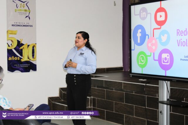 📱 Promovemos una cultura de respeto y prevención de la violencia digital.
Con el propósito de fortalecer la sensibilización y el conocimiento en materia de derechos humanos, el día de hoy se llevó a cabo en el auditorio de la UPVE la conferencia “Redes sociales y Violencia digital”, dirigida al personal directivo, docente y administrativo de nuestra institución.
La conferencia fue impartida por la Lic. Alma Leticia López Mendoza, Promotora Ejecutiva de la Oficina Regional Zona Évora de la Comisión Estatal de los Derechos Humanos de Sinaloa (CEDH Sinaloa), quien compartió información y herramientas para comprender los retos que representa el uso cotidiano de las redes sociales.
Durante la charla se abordaron temas como la definición y características de los Derechos Humanos, el entorno digital en el que nos desenvolvemos diariamente, nuestros derechos dentro y fuera de Internet, el uso y funciones de las redes sociales, así como los límites de la libertad de expresión en estos espacios.
Asimismo, se explicó qué es la violencia digital, cómo identificarla, sus principales consecuencias y medidas para prevenirla; además de conocer aspectos relacionados con la Ley Olimpia, qué hacer en caso de ser víctima y los espacios disponibles para realizar una denuncia.
Al finalizar, se realizó la entrega de ejemplares del periódico “Yoris y Yoremes”, publicación que contribuye a promover y divulgar historias y artículos relacionados con los derechos humanos.
#ViolenciaDigital
#DerechosHumanos
#SomosUPVE
#PorElDesarrolloYLaGrandeza
#SomosDelfinesUPVE