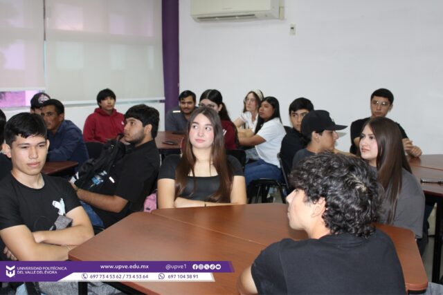 🎓✨ ¡Bienvenidas y bienvenidos al ciclo escolar 2026-2027! ✨📚
Con gran entusiasmo, la Rectora de la UPVE, Dra. Imelda Zayas Barreras realizó un recorrido por las aulas de nuestros cinco programas académicos, con el propósito de dar la más cálida bienvenida a nuestra comunidad estudiantil al inicio de este nuevo ciclo escolar.
De manera especial, extendió un saludo a las y los estudiantes de nuevo ingreso, deseándoles mucho éxito en esta nueva etapa de su formación profesional.
Durante este recorrido, la Rectora estuvo acompañada por el Secretario Académico, M.C. Arnoldo Sánchez López; el Jefe del Departamento de Servicios Escolares, Mtro. Jorge Omar Rodríguez Espinoza; y el Jefe del Departamento de Vinculación, Estancias y Estadías, Mtro. Clever Jesús Alamilla Hernández, quienes compartieron con las y los estudiantes información relevante relacionada con diversos asuntos escolares y académicos.
En la UPVE iniciamos este nuevo ciclo con entusiasmo, compromiso y la convicción de seguir trabajando por la formación integral de nuestra comunidad estudiantil.
¡Bienvenidas y bienvenidos a la UPVE! 💜🐬
#SomosUPVE
#PorElDesarrolloYLaGrandeza
#SomosDelfinesUPVE