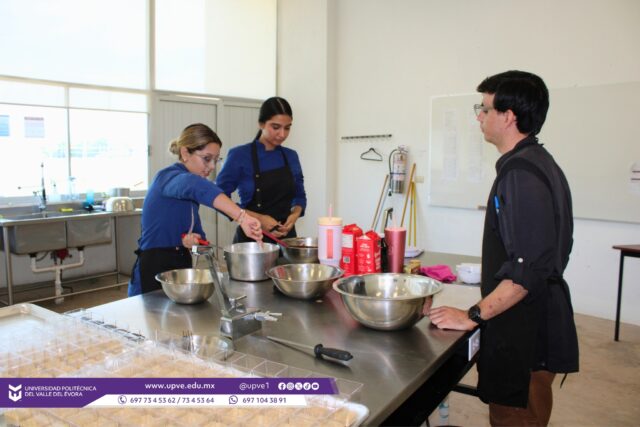 🎉 ¡LA CELEBRACIÓN YA COMENZÓ EN LA COCINA! 👩🍳👨🍳🍰
Estudiantes y docente de la Licenciatura en Gastronomía pusieron manos a la obra para preparar deliciosos postres que formarán parte de este gran festejo del 15 Aniversario UPVE.
🎊 ¡Estamos preparando todo para celebrar juntos 15 años de historia, talento, innovación, desarrollo y grandeza!
#SomosUPVE
#PorElDesarrolloYLaGrandeza
#SomosDelfinesUPVE