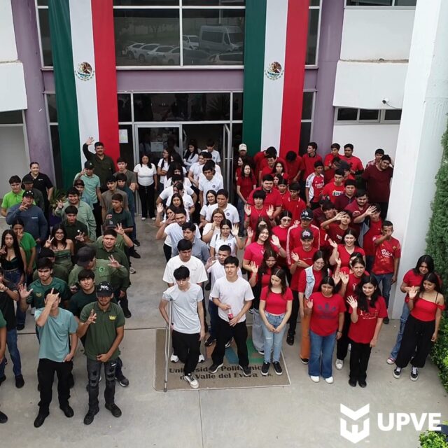 ¡México se lleva en el corazón! 💚🤍❤️
En la UPVE, nuestras y nuestros estudiantes participaron en la Jornada Nacional de Jóvenes por la Patria y la Transformación, formando increíbles mosaicos humanos con los colores de nuestra bandera.
La bandera, un corazón y la palabra “MÉXICO” fueron el resultado de la unión, creatividad y trabajo en equipo de nuestra comunidad estudiantil.
¡Juventud que participa, se une y transforma!
@imjuve_mx
#JóvenesTransformandoMéxico
#SomosUPVE
#PorElDesarrolloYLaGrandeza
#SomosDelfinesUPVE
