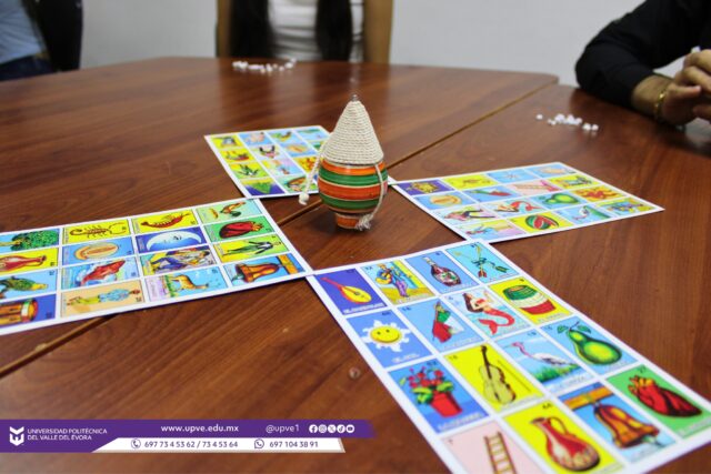 🎉 ¡Tradición que se juega, tradición que permanece! 🪀🪁

Como parte de la Jornada Nacional de Juegos Tradicionales y en el marco de nuestro mes patrio, nuestras aulas se llenaron de diversión, convivencia y orgullo por nuestras raíces. ❤️💚🤍

Estudiantes de los grupos AB1-1, AD4-1, AD7-1, AB7-2 y TIID4-1, acompañados por personal docente, participaron en diferentes actividades como lotería mexicana, trompo, balero, yoyo, salto en cuerda y otros juegos que han pasado de generación en generación.

Más que jugar, esta jornada nos permitió conocer, recordar y mantener vivas nuestras tradiciones mexicanas, acercando a las nuevas generaciones a aquellas actividades que forman parte de nuestra identidad y cultura. ❤️

Porque nuestras tradiciones también se aprenden, se comparten… ¡y se disfrutan! ✨

#JornadaNacionalDeJuegosTradicionales
#SomosUPVE
#PorElDesarrolloYLaGrandeza
#SomosDelfinesUPVE