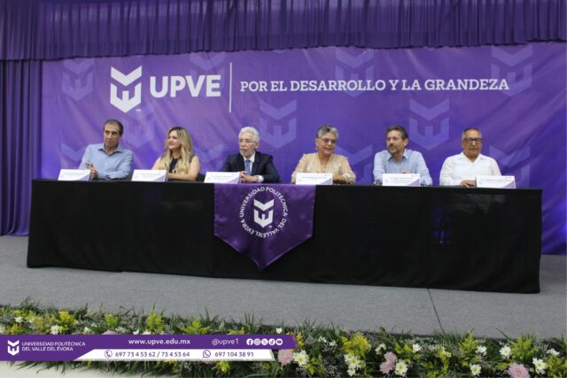 🥳💜🐬 ¡15 AÑOS DE HISTORIA, CRECIMIENTO Y TRANSFORMACIÓN!
La Universidad Politécnica del Valle del Évora celebró con orgullo su 15.º Aniversario, reuniendo a autoridades, invitados especiales y a toda la comunidad universitaria para conmemorar una historia construida con esfuerzo, compromiso y visión. ✨
Desde sus inicios con aulas prestadas, 106 estudiantes y 3 carreras, hoy la UPVE cuenta con campus propio, 827 estudiantes, 5 carreras, una maestría y el próximo proyecto de un doctorado. 🎓📚
Durante la celebración se reconoció la trayectoria de quienes han dedicado 10 y 15 años de servicio a nuestra institución, así como los logros y la preparación de nuestro personal académico. 🏅👏
La jornada estuvo llena de talento, tradición y orgullo sinaloense, con bailes regionales, música norteña y la participación de nuestras y nuestros estudiantes. 🎶💃🏻🕺🏻
✨ La develación de la placa conmemorativa del 15.º Aniversario marcó un momento especial para recordar todo lo que hemos construido juntos.
💜 15 años formando, transformando y dejando huella en el Valle del Évora y Sinaloa.
🥳 ¡Felicidades a toda la Comunidad Delfín! 🐬
#SEPyC
#15AniversarioUPVE
#SomosUPVE
#PorElDesarrolloYLaGrandeza
#SomosDelfinesUPVE