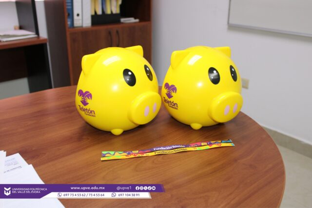 💛 ¡La solidaridad también transforma vidas! 💛 🐽
La UPVE se sumó al Boteo Teletón 2026, participando con entusiasmo en esta colecta que busca recaudar fondos para contribuir al bienestar y atención de niñas y niños que lo necesitan.
Como parte de esta iniciativa, personal de la Secretaría de Vinculación, integrado por el M.C. Pazcacio Alejandro Rivera Parra, la Ing. Stephanie Beltran Birrueta y la Lic. Cinthia Nayeli Sánchez Burgos, recorrió las aulas y oficinas de nuestra institución con las urnas de colecta, invitando a estudiantes, docentes y personal administrativo a sumarse con su donativo.
Cada aportación representa un gesto de solidaridad y esperanza. 🤝💜
@BoteoTeleton
#SomosUPVE
#PorElDesarrolloYLaGrandeza
#SomosDelfinesUPVE