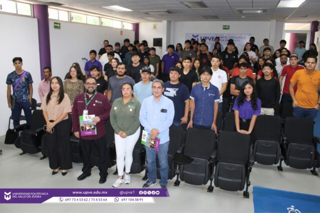 💜 CAMBIEMOS LA NARRATIVA: LA PREVENCIÓN DEL SUICIDIO COMIENZA CON LA ESCUCHA Y EL ACOMPAÑAMIENTO 🫂
En el marco del Día Mundial de la Prevención del Suicidio, la UPVE llevó a cabo en su auditorio la conferencia “Prevención del suicidio en jóvenes: Cambiemos la narrativa”, dirigida a la comunidad universitaria.
La actividad estuvo a cargo de especialistas del Centro Comunitario de Salud Mental y Adicciones (CECOSAMA) de Guamúchil, IMSS-Bienestar: el Dr. Hugo César Valdez Santillán, el Dr. Jesús Francisco García Cota y la Lic. Norma Yareli Pimienta Urías.
Durante la conferencia se abordaron temas fundamentales como la identificación de señales de alerta, los factores de riesgo y protección, la importancia de romper mitos sobre el suicidio y las herramientas para brindar apoyo emocional a quienes atraviesan momentos difíciles.
A través de este espacio de sensibilización, se destacó la importancia de fomentar una cultura de empatía, inclusión y cuidado de la salud mental, recordando que escuchar sin juzgar, acompañar y buscar ayuda profesional puede salvar vidas.
¡Cambiemos la narrativa! Hablar salva, escuchar salva y acompañar salva. 🤝
#PrevenciónDelSuicidio
#SomosUPVE
#PorElDesarrolloYLaGrandeza
#SomosDelfinesUPVE