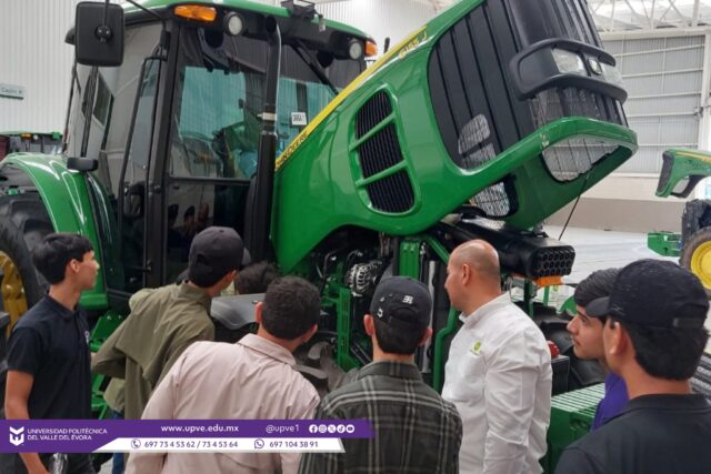 🌱 Estudiantes de Agrobiotecnología fortalecen sus conocimientos en maquinaria agrícola. 🚜

Como parte de su formación académica, estudiantes de 4.º cuatrimestre de Ingeniería en Agrobiotecnología de la Universidad Politécnica del Valle del Évora realizaron una visita académica a la empresa Agroequipos del Valle, en Guasave, Sinaloa, dentro de la asignatura de Maquinaria Agrícola, impartida por el M.C. Felipe de Jesús López Cortés.

Durante el recorrido, las y los estudiantes tuvieron la oportunidad de conocer de primera mano diversos equipos, maquinaria y tecnologías aplicadas al sector agrícola, así como las instalaciones y el taller de mantenimiento de la empresa.

Esta experiencia permitió fortalecer sus conocimientos sobre el funcionamiento y mantenimiento de la maquinaria, además de conocer soluciones innovadoras que contribuyen a una agricultura más eficiente y tecnificada.

#SomosUPVE
#PorElDesarrolloYLaGrandeza
#SomosDelfinesUPVE