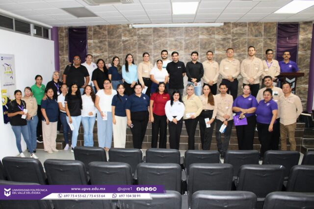 📚 FORTALECEN EL CONOCIMIENTO SOBRE LAS RESPONSABILIDADES DE LAS Y LOS SERVIDORES PÚBLICOS.
En el auditorio de la Universidad Politécnica del Valle del Évora se llevó a cabo la conferencia “Responsabilidades de las y los Servidores Públicos”, impartida por la Lic. Alma Leticia López Mendoza, de la Comisión Nacional de los Derechos Humanos (CNDH).
Al inicio de la actividad, la Rectora de la UPVE, Dra. Imelda Zayas Barreras, dirigió unas palabras de bienvenida a la conferencista y al personal docente, administrativo y directivo que se dio cita en este importante encuentro, destacando la importancia de fortalecer los conocimientos y valores que contribuyen a un servicio público responsable y comprometido.
La conferencia fue coordinada con la M.C. Karen Rubio Gastelum, Coordinadora de la Norma de Igualdad Laboral y No Discriminación, como parte de las acciones encaminadas a promover espacios laborales basados en la igualdad, el respeto, la inclusión y la no discriminación.
Durante la conferencia se abordaron aspectos fundamentales relacionados con las responsabilidades que corresponden a quienes desempeñan funciones dentro del servicio público, resaltando la importancia de actuar con ética, responsabilidad, respeto a los derechos humanos y apego a los principios y valores que rigen el servicio público.
#SomosUPVE
#PorElDesarrolloYLaGrandeza
#SomosDelfinesUPVE