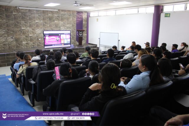 💳 ¡La educación financiera también comienza con nuestras emociones! 📊

En el marco de la Semana Nacional de Educación Financiera, la comunidad estudiantil de la Universidad Politécnica del Valle del Évora participó, a través de una videoconferencia en el auditorio de nuestra institución, en la charla “La gran deuda: Una historia basada en hechos reales de cómo tus emociones te pueden llevar a deber tu propia vida”, impartida por el conferencista Fernando Horacio León González, de "Revista Fortuna".

Durante esta actividad, se abordó la importancia de reconocer cómo las emociones pueden influir en nuestras decisiones económicas, especialmente ante el impulso de comprar cosas que no necesitamos por aparentar o encajar socialmente. Asimismo, se explicó qué es una tarjeta de crédito, cómo utilizarla de manera responsable, la importancia de contar con un plan sencillo para mantener el control de nuestras finanzas y las consecuencias que las deudas pueden tener en nuestra estabilidad emocional.

Con este tipo de actividades, la UPVE promueve entre sus estudiantes una cultura de educación financiera, fomentando hábitos de consumo responsable, una mejor toma de decisiones y el bienestar económico y emocional.

¡Aprender a manejar nuestro dinero es invertir en nuestro futuro!

#CONDUSEF
#SNEF2026
#EducaciónFinanciera
#SomosUPVE
#PorElDesarrolloYLaGrandeza
#SomosDelfinesUPVE