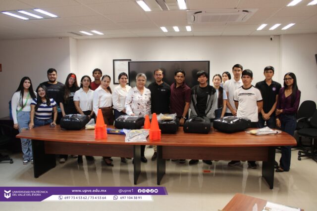 🥋 ¡Impulsamos el talento, la disciplina y el espíritu deportivo en la UPVE! 💜🐬
La Universidad Politécnica del Valle del Évora realizó la entrega de equipamiento para el taller extracurricular de Karate Do, a cargo del sensei y estudiante Hécnar Arnoldo Bojórquez Cervantes, quien recibió este apoyo junto a las y los estudiantes que forman parte de esta disciplina.
La entrega estuvo encabezada por nuestra Rectora, la Dra. Imelda Zayas Barreras, acompañada de personal directivo de la universidad, cuya participación fue fundamental para hacer posible la adquisición de este equipamiento, gestionado con esfuerzo y cariño para beneficio de nuestra comunidad estudiantil.
Durante la entrega, nuestra Rectora felicitó a las y los estudiantes por este apoyo, expresando sus mejores deseos para que continúen practicando este gran deporte con el mismo entusiasmo, compromiso y motivación, y que cuenten con las herramientas necesarias para fortalecer sus entrenamientos y mejorar su desempeño deportivo.
En la UPVE seguimos trabajando en equipo para impulsar el desarrollo integral de nuestras y nuestros estudiantes, promoviendo espacios que fortalezcan sus habilidades y fomenten valores como la disciplina, el respeto, la perseverancia y el autocontrol.
#SomosUPVE
#PorElDesarrolloYLaGrandeza
#SomosDelfinesUPVE